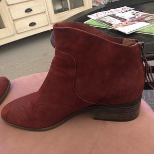 Suede burnt red/cognac suede booties!